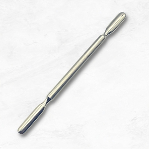 Empujador de uñas plateado de doble punta con agarre suave para el cuidado diario de las uñas, herramienta para uso en salón y manicura en casa y salón. - Product Image 6