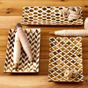 Plateau en résine incrustée de designer, finition luxueuse, style épuré, fait main, durable, parfait pour les maisons modernes et l'hôtellerie haut de gamme - Product Image 4