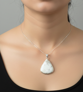 Pendentif en howlite blanche en vrac, plaqué or jaune sur argent 925, fait main, en forme de goutte d'eau, fournisseur et fabricant de bijoux - Product Image 3