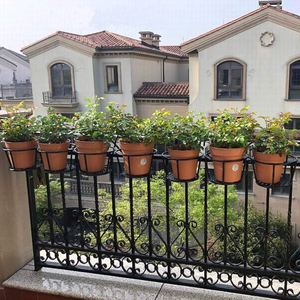 Pot de fleurs suspendu en métal noir avec support inférieur pour balcon, fenêtre, patio et plantes d'extérieur - Product Image 5