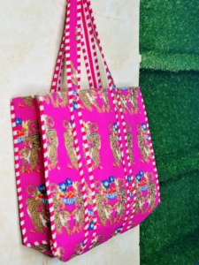 Bolso Tote de Algodón Acolchado Hecho a Mano con Estampado de Tigre |   Bolsas de Uso Diario con Estampado Animal Decorativo |   Bolso de hombro para mujer - Product Image 2
