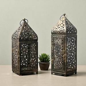 Portavelas con aberturas rectangulares y puerta abatible, centro de mesa decorativo para el hogar, días festivos y bodas, linterna de metal marroquí tipo jarrón - Product Image 1