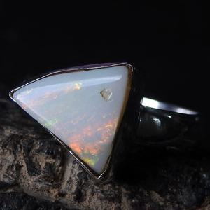 แหวนโอปอลออสเตรเลียธรรมชาติขัดเงาแบบหยาบ ตัวเรือนเงิน ประดับพลอย ดีไซน์คลาสสิก เหมาะสำหรับงานปาร์ตี้ งานแต่งงาน ของขวัญสำหรับเธอ สินค้ามาใหม่ - Product Image 1