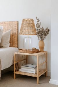 Table d'appoint ronde minimaliste en rotin, fabriquée avec du canne durable et des pieds en bois massif pour un mobilier d'intérieur élégant - Product Image 2