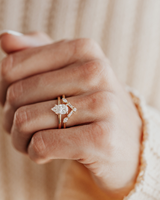 Bague de fiançailles élégante en or avec diamant solitaire taille poire pour femme, idéale pour demande en mariage ou anniversaire