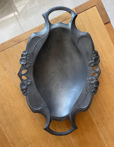 Flora’s Grace - Bandeja Floral Art Nouveau de Peltre con Acabado Antiguo, Centro de Mesa Ovalado de Metal, Plato Decorativo Clara’s Garden en Peltre y Metal Antiguo - Product Image 6