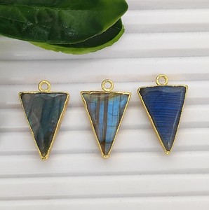 Pendentifs Breloques en Pierre Précieuse Triangle de Labradorite Plaqué Or Tendance pour la Vente en Gros - Product Image 1