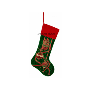 Calcetín navideño verde bordado con puño rojo y diseño de adornos, decoración navideña de algodón suave, calcetín personalizado con cuentas. - Product Image 4