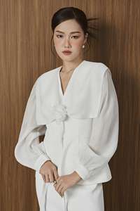 Vente en gros de chemisiers élégants et féminins en organza doux avec col en V profond et superposition drapée, accent rose, modèle EVE KA61, fabriqués au Vietnam - Product Image 3