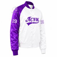 Jaket Varsity Satin Kontras Ungu Putih Wanita NCNW Sorority dengan Kancing Tekan di Depan, Kerah Rajut Rib, dan Manset Rajut untuk Pakaian Kampus.