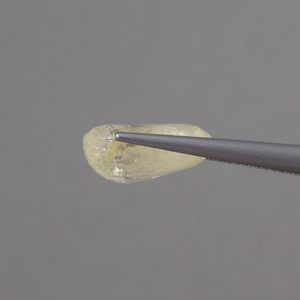 พลอยแซฟไฟร์สีเหลือง TATIWALA รูปไข่ ขนาด 13.5x11 มม. น้ำหนัก 9.65 กะรัต ได้รับการรับรองจาก IGI เหมาะสำหรับทำเครื่องประดับ สีธรรมชาติ 100% น้ำมันสี - Product Image 2