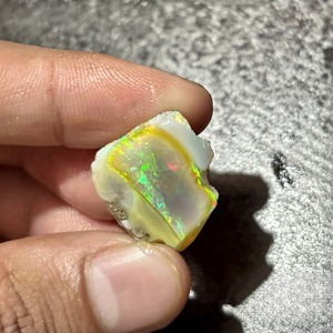Pierre d'opale naturelle en vrac Mehrajuddin Gems, 10,45 carats, forme irrégulière, polie, effet de jeu de couleurs et d'étincelles, évaluée par un tiers - Product Image 4