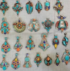 Pendentif en pierre corail en forme de cœur traditionnel en métal blanc Asthamangal Gift & Craft avec finition antique plaquée argent, cadeau unisexe - Product Image 1