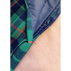 Jupe écossaise plissée vert et bleu à carreaux modernes pour écolière, style kilt, fabriquée au Pakistan, 100 % laine - Product Image 5