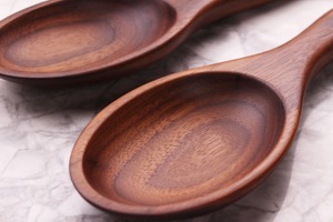 Cuillère de cuisine en bois naturel, fabriquée à la main, manche long, design minimaliste, cuillère de service en bois massif pour soupe, café, miel - Product Image 3