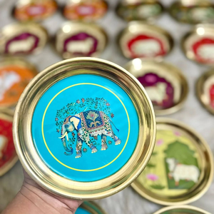 แผ่นทองเหลืองทรงกลมลายช้างสุดหรูบนฐานเคลือบสีน้ำเงินสดใส พร้อมลายปิชไวโลหะแบบหนา ราคาขายส่ง - Product Image 1