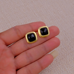 Boucles d'oreilles clous carrées en onyx noir facetté, plaquées or, faites à la main, style bohème, en laiton, cadeau pour femme - Product Image 4