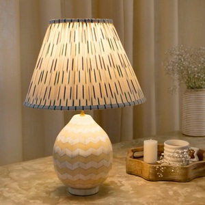 Luminaire en mosaïque d'os pour espaces de vie contemporains, lampe de table avec base à motif chevron et abat-jour rayé - Product Image 1
