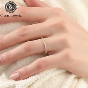 Bague de fiançailles classique pour femme en moissanite taille coussin plaqué or 22 carats, sertie à griffes, certifiée IGI, 3 grammes - Product Image 4