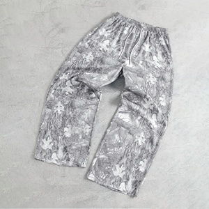 Pantalon large gris pour homme, imprimé numérique, taille élastique avec cordon de serrage, léger et sportif, idéal pour l'été - Product Image 1