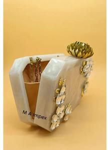 Pochette rigide en plastique blanc avec fermoir lotus doré et perles, étanche jusqu'à 1L, pour femme, idéale pour mariage - Product Image 2