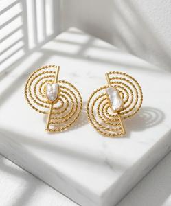 Pendientes geométricos chapados en oro con engaste de perlas de imitación para mujer, joyería moderna para fiestas - Product Image 1