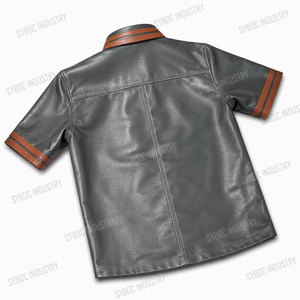 เสื้อโปโลหนังแกะสำหรับผู้ชาย สีเทา-น้ำตาล คอเสื้อลายทางตัดกัน แขนสั้น ติดกระดุมแป๊ก ซับในเต็มตัว เสื้อคลับ - Product Image 2