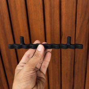 Tirador moderno de hierro ondulado para gabinetes, con acabado negro liso, tirador decorativo para muebles de cocina, cajones, armarios y despensas - Product Image 2