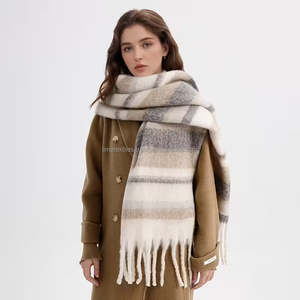 Écharpe Jacquard Personnalisable en Gros pour Hommes et Femmes, Écharpe de Cou Rayée Hiver 100% Acrylique Légère Ultra Douce Classique Chaude - Product Image 1