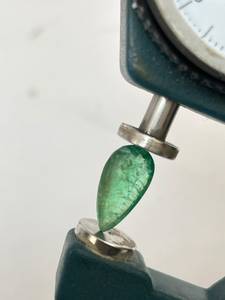 Lot de pierres précieuses vertes émeraude facettées, formes variées, pour la création de bijoux - Product Image 2