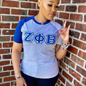 T-shirt à manches raglan Zeta Phi Beta, gris et bleu, broderie de lettres grecques, t-shirt pour femme, coupe décontractée et élégante - Product Image 3