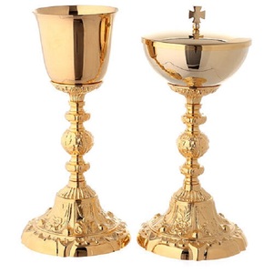 Calice et ciboire magnifiques en laiton couleur or, également personnalisables avec un design gravé. Le calice est fait main en laiton de haute qualité pour l'église. - Product Image 1