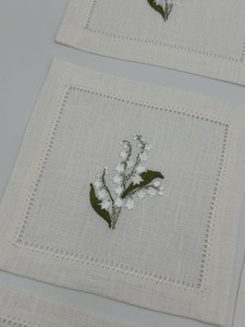 Servilletas de cóctel al por mayor con bordado de lirio del valle, posavasos de algodón y lino con dobladillo, decoración de mesa para el hogar, bodas, bares y eventos. - Product Image 4