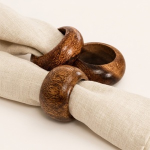 Ensemble d'anneaux de serviette en bois d'acacia faits à la main, porte-serviettes en bois naturel pour la décoration de table de mariage champêtre et les événements culinaires - Product Image 1
