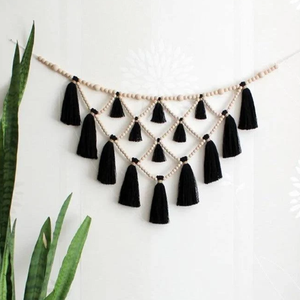 Atrapasueños de macramé verde salvia con diseño de árbol de la vida, con flecos geométricos tejidos, disponible a precios de mayorista. - Product Image 4