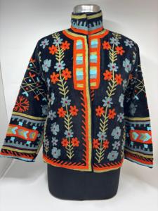 Vestes d'hiver courtes Sujani florales faites à la main avec des appliques artistiques, mode contemporaine élégante, devant 100% coton - Product Image 3