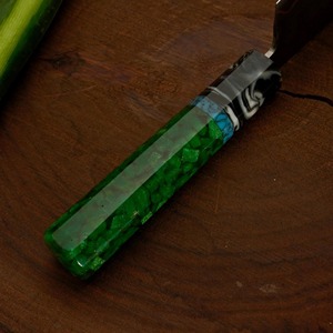 Couteau de chef en acier damas forgé à la main avec manche en résine, style japonais, étui en cuir, pour droitier, usage en cuisine - Product Image 4