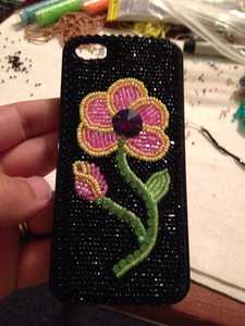 Funda de Teléfono Personalizada Hecha a Mano con Cuentas y Punto de Cruz, Diseño Floral Verde y Rosa, Compatible con iPhone 15, Artesanía de Bordado - Product Image 3