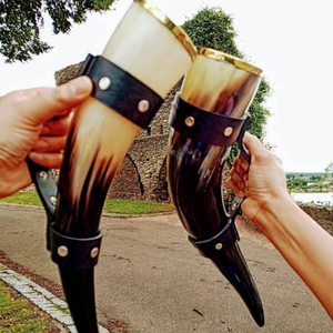 Cuernos para Beber con Patrón Vikingo Grabado, Hechos a Medida y Bellamente Elaborados, Ideales para Proveedores de hidromiel y Tiendas de Artículos Vikingos - Product Image 1