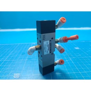 Vanne solénoïde pilote 5 ports SMC VZA2321, utilisée comme pièce détachée pour équipement semi-conducteur Legacy - Product Image 2