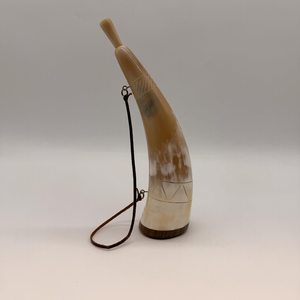 Contenant rustique en corne de cerf avec sangle en cuir véritable, gourde de chasse utilitaire, produit artisanal - Product Image 1