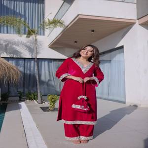 Conjunto de Kurti y Pantalón de Terciopelo para Mujer VASTRA COTTAGE con Bordado Zari, Trabajo con Espejos Reales, Manga Larga, Cuello en V, Vestido para Fiesta - Product Image 1