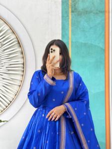 ชุดอานาร์กาลีแบบดั้งเดิมของอินเดีย ผ้าดูปัตตา ผ้าฝ้ายทอมือ ลายปักดิ้นทอง ทรงปกติ ยาวถึงพื้น ดีไซน์สี่ด้าน แห้งเร็ว - Product Image 5