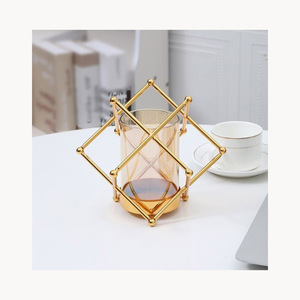 Porte-bougie luxueux en métal et verre, design élégant et moderne, support décoratif personnalisé pour bougies, idéal pour la maison, les fêtes et les événements. - Product Image 3