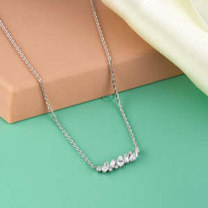 Elegante y lujoso collar con barra de diamantes, una elegante pieza de joyería - Product Image 1