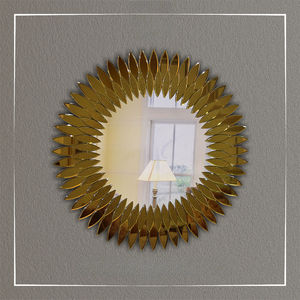 Este espejo es más que un simple artículo funcional, es una pieza de arte que refleja luz y estilo en un espacio habitable, para colgar en la pared. - Product Image 6