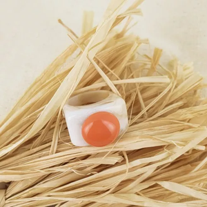 Anillo de resina blanca con banda ancha y cabujón redondo naranja, joyería de moda llamativa - Product Image 1