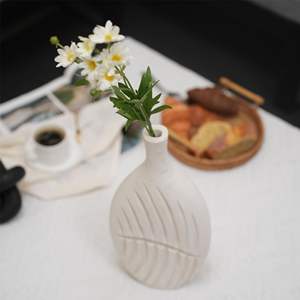 Elegante Florero Plano de Madera Texturizada Blanca con Diseño de Hojas, Florero Artesanal de Bambú y Madera para Decoración del Hogar - Product Image 2