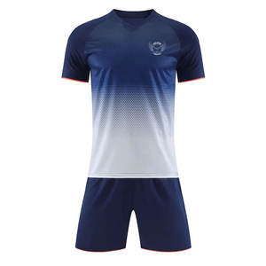 Camiseta y pantalones cortos de fútbol ligeros con tecnología de secado rápido, tela de malla transpirable, ideales para clima cálido y juego intenso. - Product Image 1