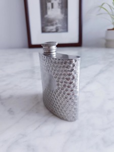 กระติกน้ำทรงเหลี่ยมโลหะสีเงินแบบตอกลาย เหมาะสำหรับใช้ในบ้าน บาร์ส่วนตัว และเสิร์ฟในงานปาร์ตี้ ผลิตด้วยมือจากอินเดีย - Product Image 2